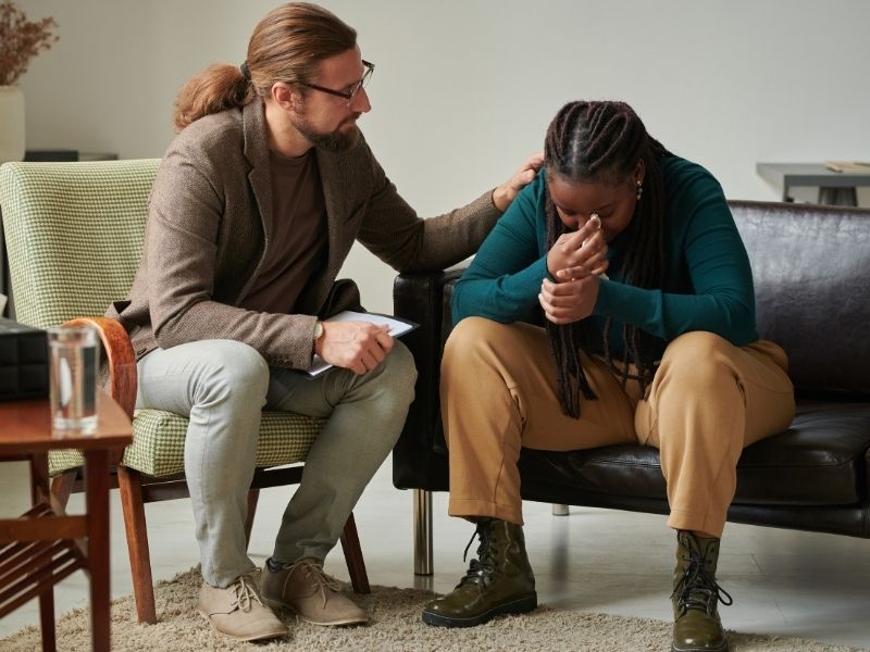 Sanar y solicitar encontrando apoyo en salud mental mientras se tramita una Visa U o VAWA